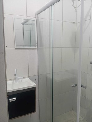 Classic Quadruple Room, Mountain View | Bathroom