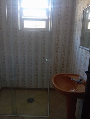 Classic Quadruple Room, Mountain View | Bathroom