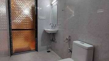 Deluxe Room | Bathroom | Shower, free toiletries, towels, soap