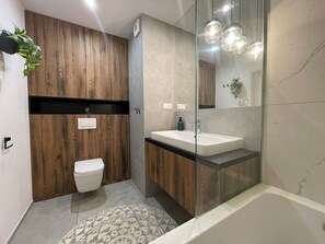Haartrockner, Handtücher, Seife, Toilettenpapier