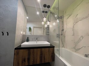 Haartrockner, HandtĂŒcher, Seife, Toilettenpapier