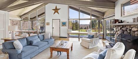 Een televisie, een open haard en een kantoor