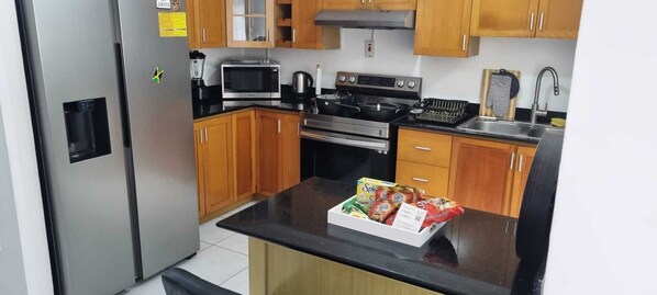 ثلاجة، ميكروويف، فرن، موقد طهي مسطح