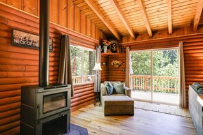 Smart TV, DVD player - Charming 2-bedroom cabin in Sonora with WiFi and AC
With private  lake 
 (Sonora)