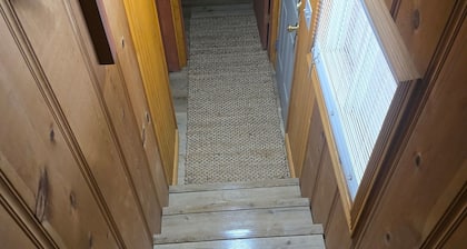 Charming 2-bedroom cabin in Sonora with WiFi and AC
With private lake access