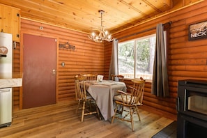 Dining - Charming 2-bedroom cabin in Sonora with WiFi and AC
With private  lake 
 (Sonora)