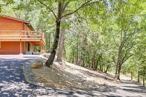 Property grounds - Charming 2-bedroom cabin in Sonora with WiFi and AC
With private  lake 
 (Sonora)