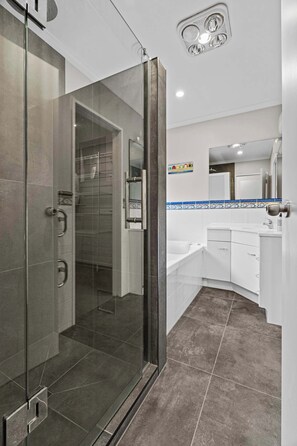 Shower, hair dryer, towels - Hamilton Hideout Summ (Hamilton)