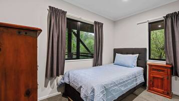 4 bedrooms, iron/ironing board, WiFi, bed sheets