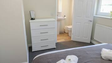 3 makuuhuonetta, yksilöllisesti sisustettu, yksilöllisesti kalustettu