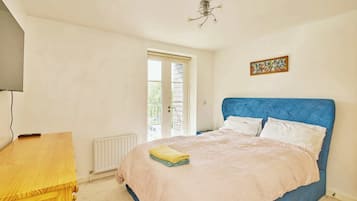 2 bedrooms, desk, iron/ironing board, WiFi