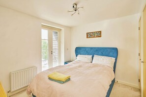 2 bedrooms, desk, iron/ironing board, WiFi