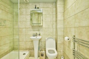 Suihku, hiustenkuivaaja, pyyhkeet