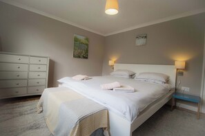 4 Schlafzimmer, Schreibtisch, Bügeleisen/Bügelbrett, WLAN
