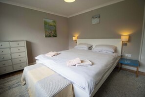 4 Schlafzimmer, Schreibtisch, Bügeleisen/Bügelbrett, WLAN