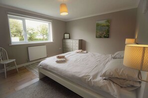 4 bedrooms, desk, iron/ironing board, WiFi