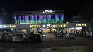 Hotelli nimeltä ”Hotel Saffron”, jonka kyltissä on merkki, joka osoittaa vierashuoneeseen, ja siinä on myös ravintola, jossa tarjoillaan ainoastaan kasvisruokaa.