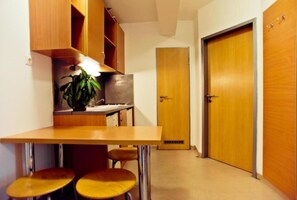 低刺激性寝具、デスク、ノートパソコン用作業スペース、WiFi (無料)
