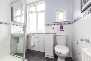 Douche, sèche-cheveux, savon