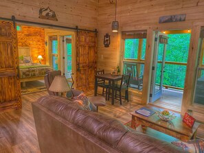 Smart TV, fireplace - BEAUTIFUL, ROMANTIC, TINY CABIN, K/BED HOTTUB, F/P, NEAR PIGEON FORGE/DOLLYWOOD (Sevierville)