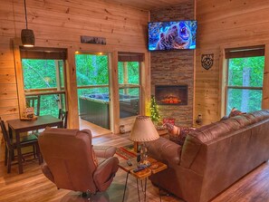 Smart TV, fireplace - BEAUTIFUL, ROMANTIC, TINY CABIN, K/BED HOTTUB, F/P, NEAR PIGEON FORGE/DOLLYWOOD (Sevierville)