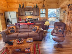 Smart TV, fireplace - BEAUTIFUL, ROMANTIC, TINY CABIN, K/BED HOTTUB, F/P, NEAR PIGEON FORGE/DOLLYWOOD (Sevierville)