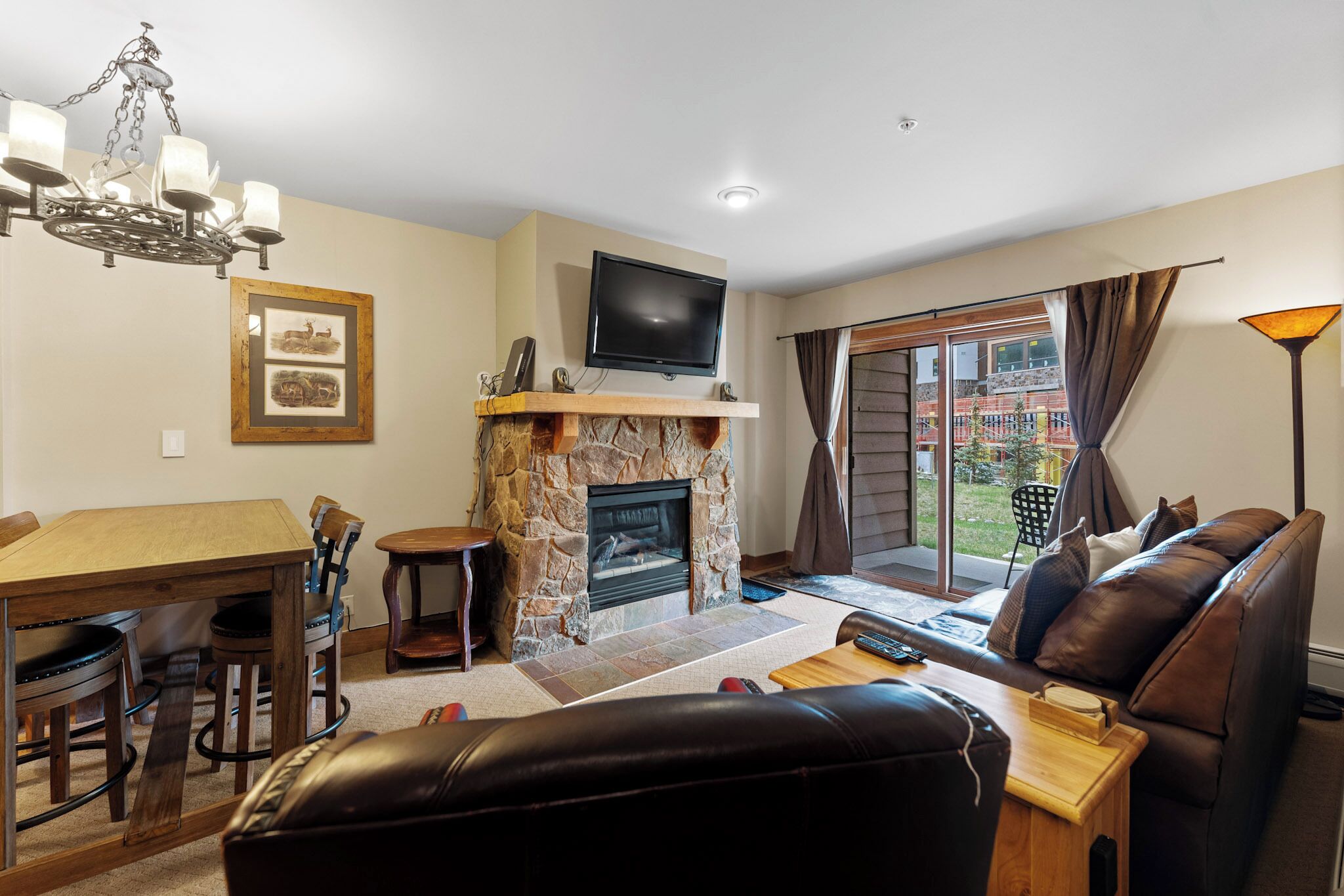 Télévision, cheminée