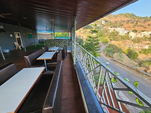 Meera's NB & DB 1 - bedroom apartment with WiFi and AC in picturesque Panchgani