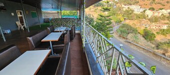 Meera's NB & DB 1 - bedroom apartment with WiFi and AC in picturesque Panchgani