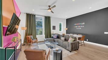 House | 4 bedrooms, desk, Internet