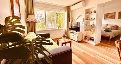 St Kilda Melbourne Cottage hotspot with Car Park