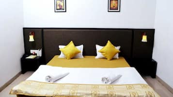 Double Room, Patio | Desk, laptop workspace, blackout curtains, soundproofing