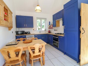 Lave-vaisselle, batterie de cuisine, vaisselle et ustensiles