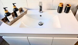 Hårtørrer, håndklæder, Sæbe, Toiletpapir