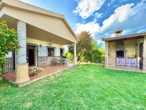 บ้านพัก, 3 ห้องนอน, สระว่ายน้ำส่วนตัว, วิวสวน | รับประทานอาหาร  กลางแจ้ง