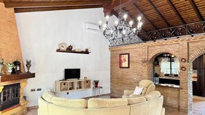 Ferienhaus, 3 Schlafzimmer, eigener Pool, Gartenblick | Wohnzimmer