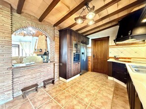 บ้านพัก, 3 ห้องนอน, สระว่ายน้ำส่วนตัว, วิวสวน | ครัวส่วนตัว