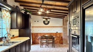 Ferienhaus, 3 Schlafzimmer, eigener Pool, Gartenblick | Innenbereich