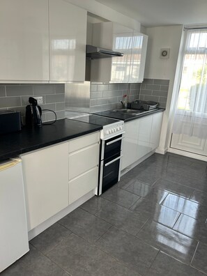 Hus - 2 soveværelser - terrasse - udsigt til have | Interiør