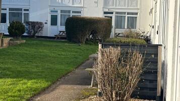 Casa, 2 quartos, varanda, vista para o jardim | Fachada