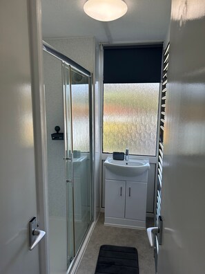 Casa, 2 habitaciones, patio, vista al jardín | Baño