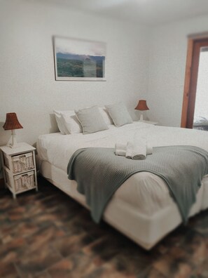 2 slaapkamers, een strijkplank/strijkijzer, reisbedje, wifi