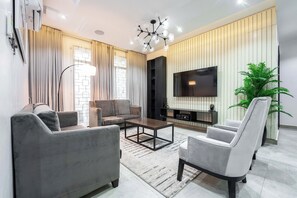 TV - 3-bedroom apartment in delightful Lekki with WiFi, AC (Lekki)