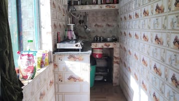 Refrigerador, lavavajillas, tetera/pava eléctrica, utensilios de cocina