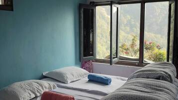 Habitación doble Confort, vista a la montaña | Escritorio y espacio para trabajar con laptop