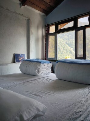 Comfort-Doppelzimmer, Bergblick | Schreibtisch, laptopgeeigneter Arbeitsplatz, Bügeleisen/Bügelbrett