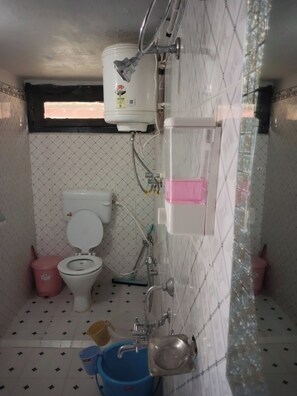 Habitación doble Confort, vista a la montaña | Baño | Amenidades de baño gratuitas, toallas, jabón, shampoo 