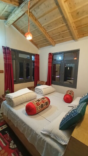 Habitación doble Confort, vista a la montaña | Escritorio y espacio para trabajar con laptop 