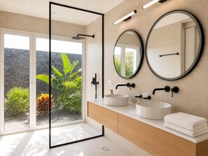 Gratis toiletartikelen, een haardroger, handdoeken, zeep