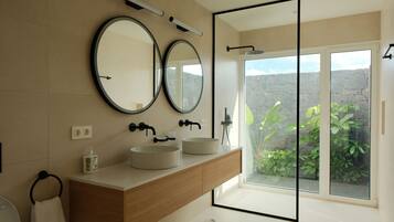 Biệt thự, quang cảnh biển | Phòng tắm | Đồ dùng nhà tắm miễn phí, máy sấy tóc, khăn tắm, xà phòng